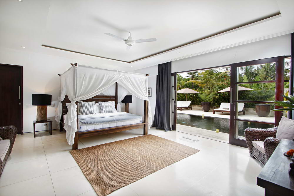 Big size guest bedroom with big open door to the pool