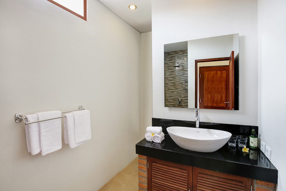 Villa Subak bathroom amenities